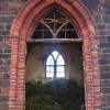 maslow-ruiny-kaplicy-cmentarnej-okno-1